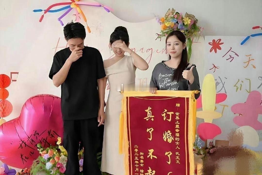 不怪新郎新娘一脸嫌弃，换谁谁都这反应。