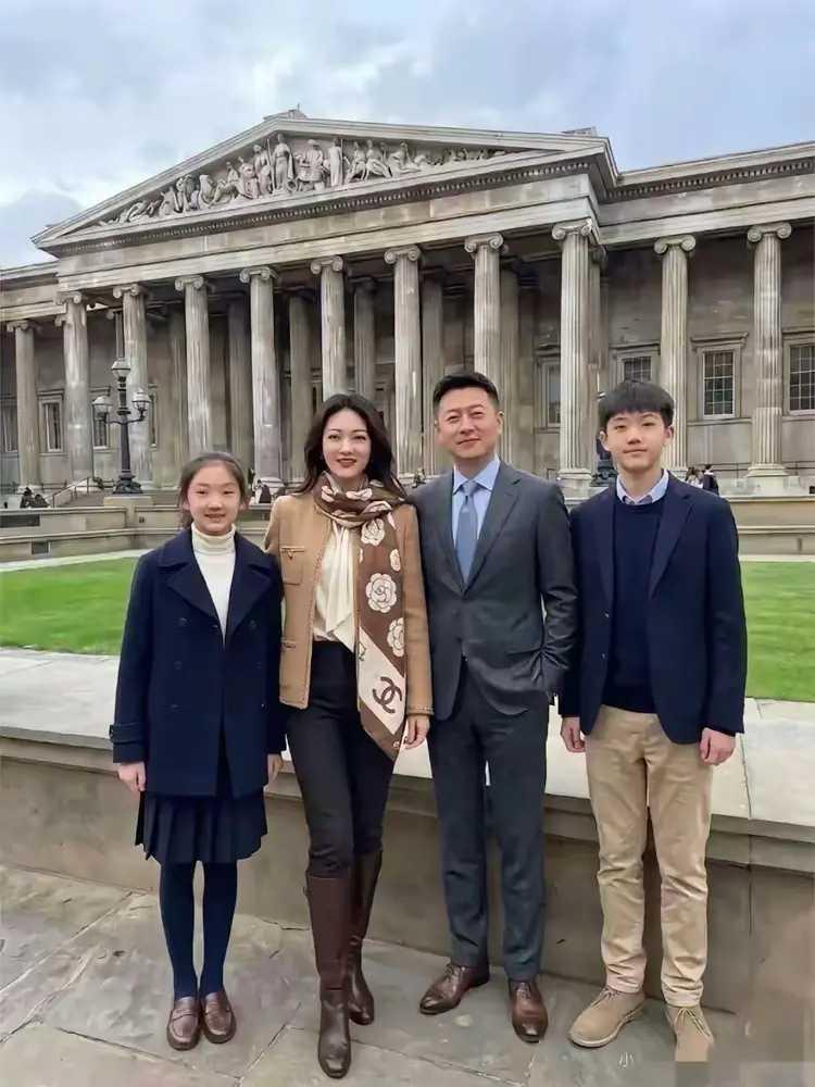 一年工资买不起她一个丝巾吧，哈哈