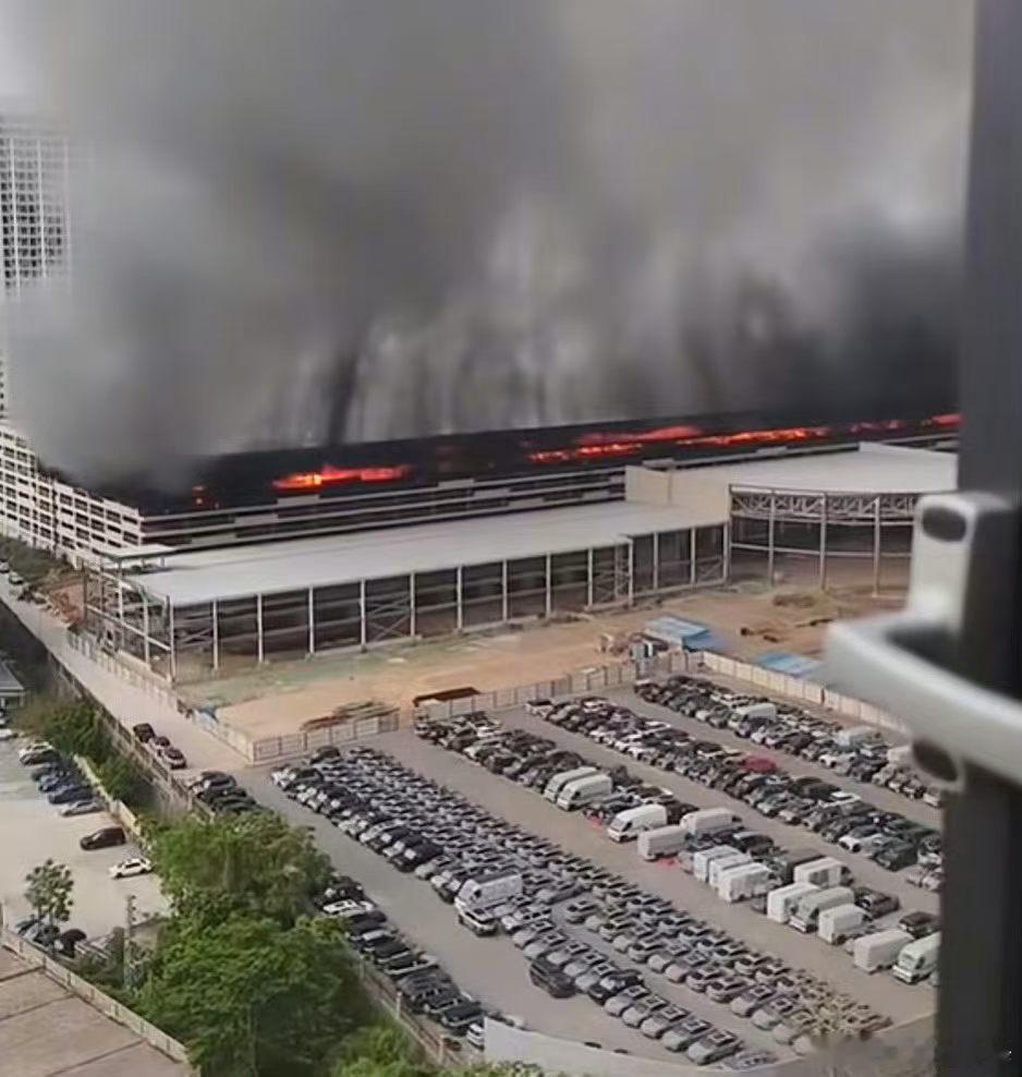 事发地点：深圳比亚迪坪山工厂（具体为坪山总部仓库区域）。·起火时间：2026年