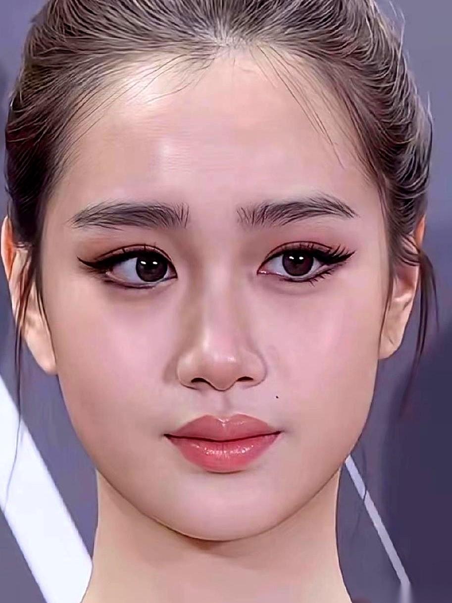 钟丽缇女儿考拉那张脸，几乎是等比例复刻了她妈妈的颜值巅峰。但很多人不知道，这副