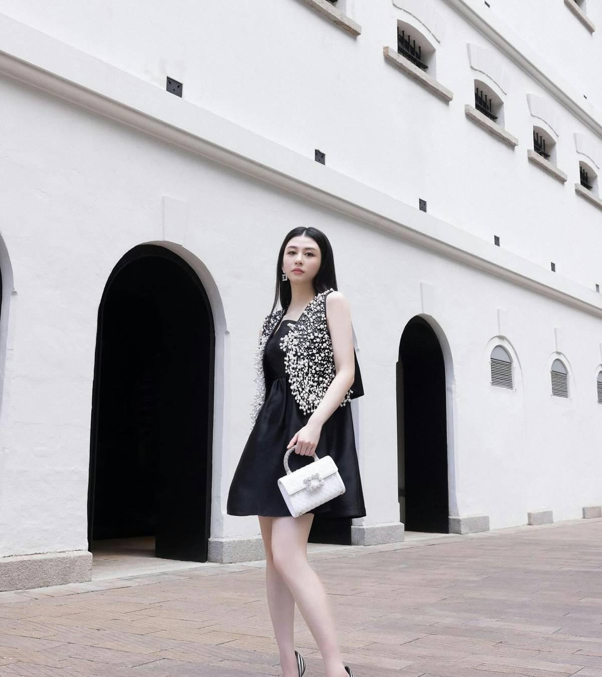 #万能生活指南#女神邱淑贞在1999年和时装集团创办人沈嘉伟结婚后育有3女儿，沈