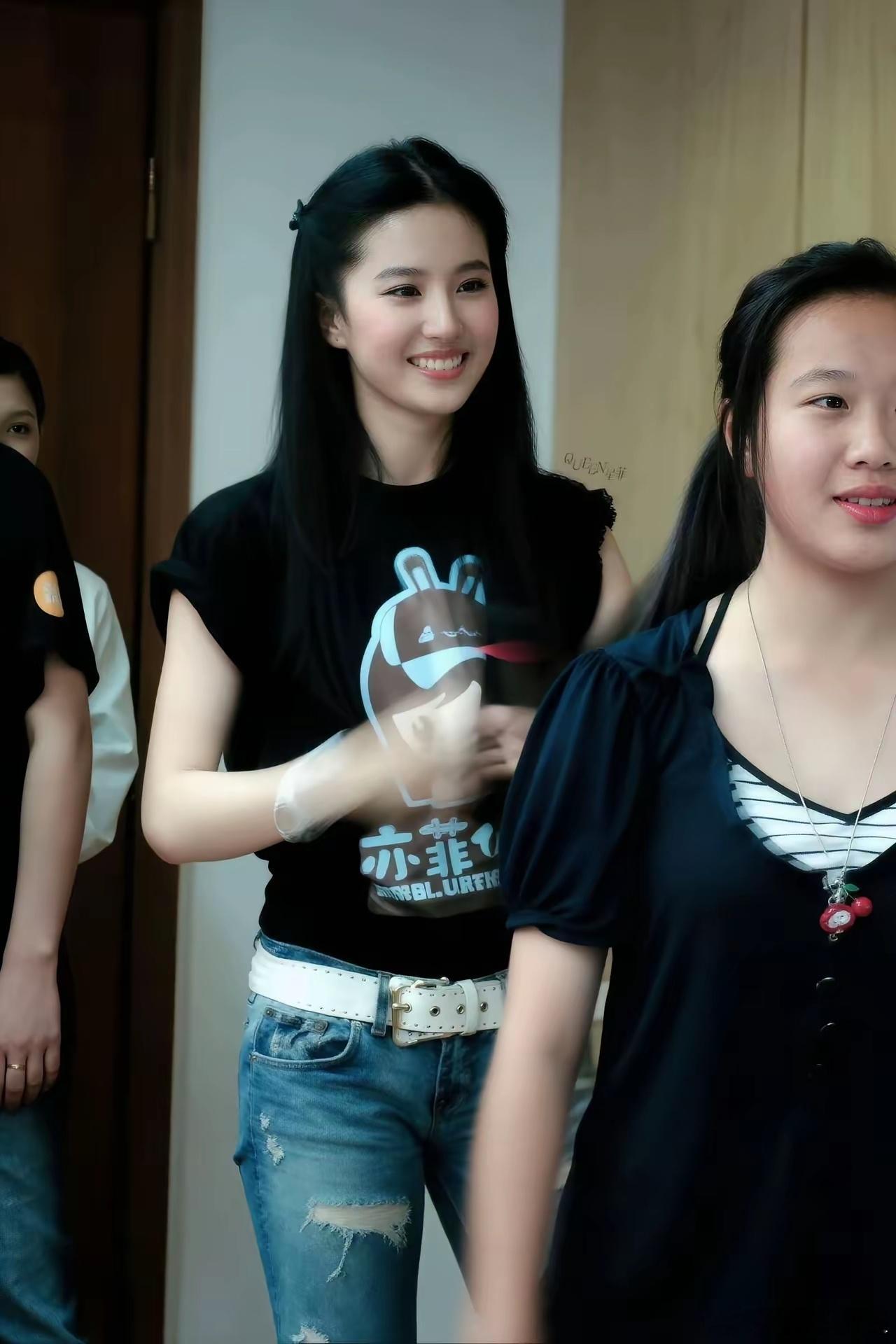 看来基因太重要了，从刘亦菲妈妈身上更诠释了找一个漂亮媳妇的重要性，当然还得养得起