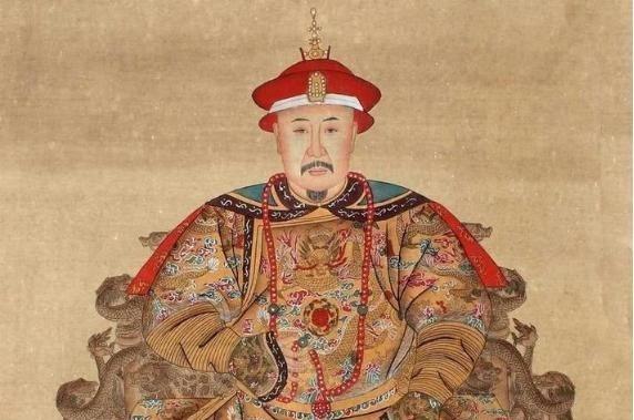 🌞乾隆被江宁知府装在一个囚笼里，放在太阳下面暴晒。一会儿功夫，乾隆就被晒的