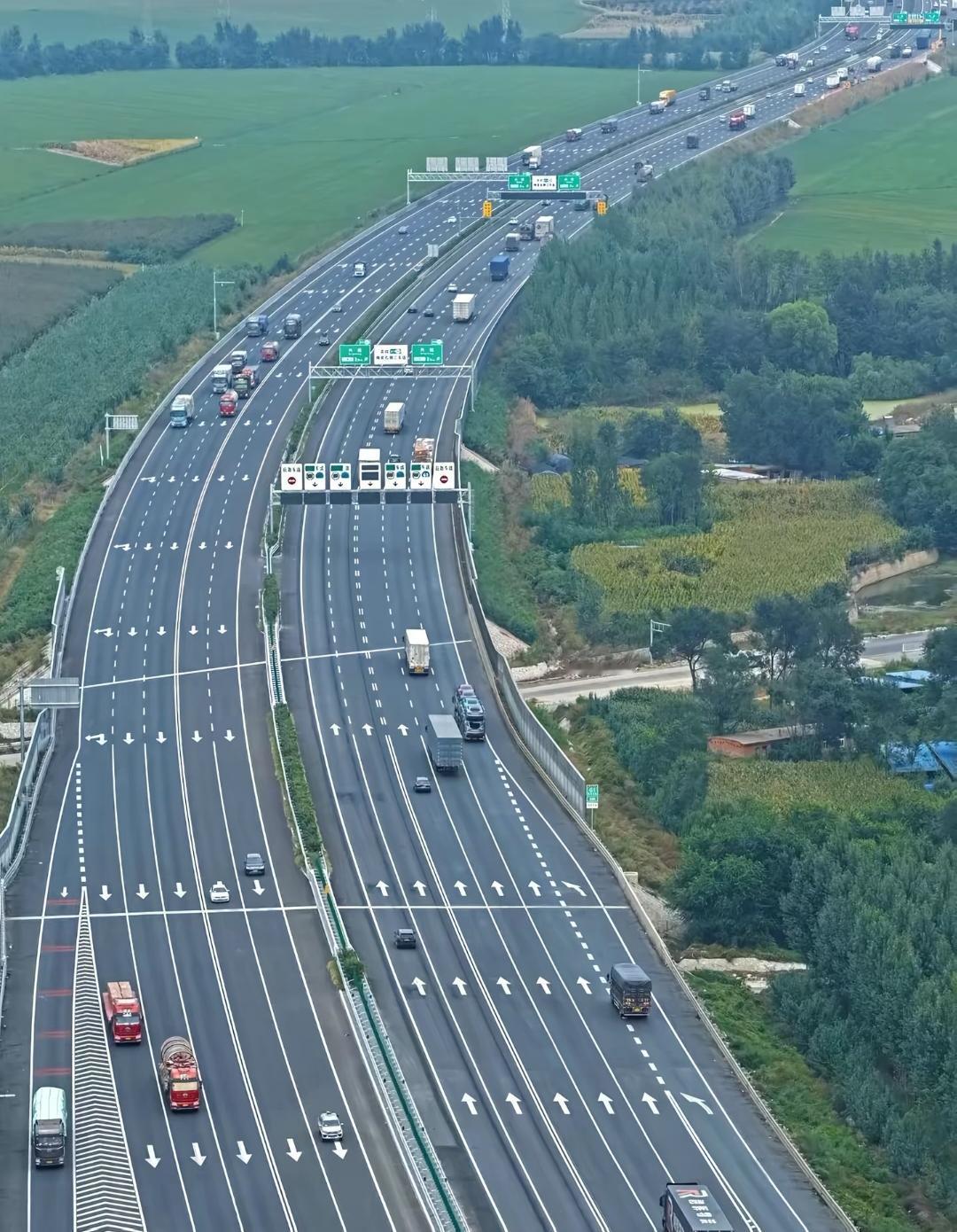 看来河北省需要加把劲了。国庆假期开车走京哈高速公路大家会发现盘锦到绥中段是双向1