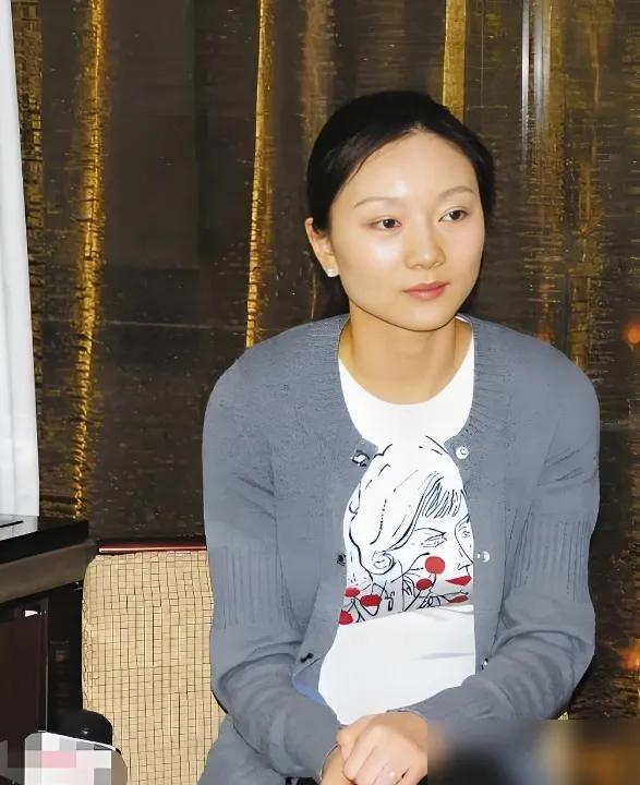 千万别跟大佬斗，下场太惨了！​当年那个举报张艺谋超生的女演员何珺，硬生生把自己