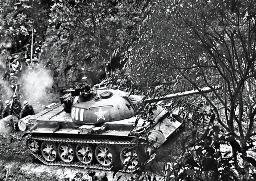1979年，一辆中国坦克在越南趴窝4天4夜，车长带3名小兵死守，越军冲上来后才发