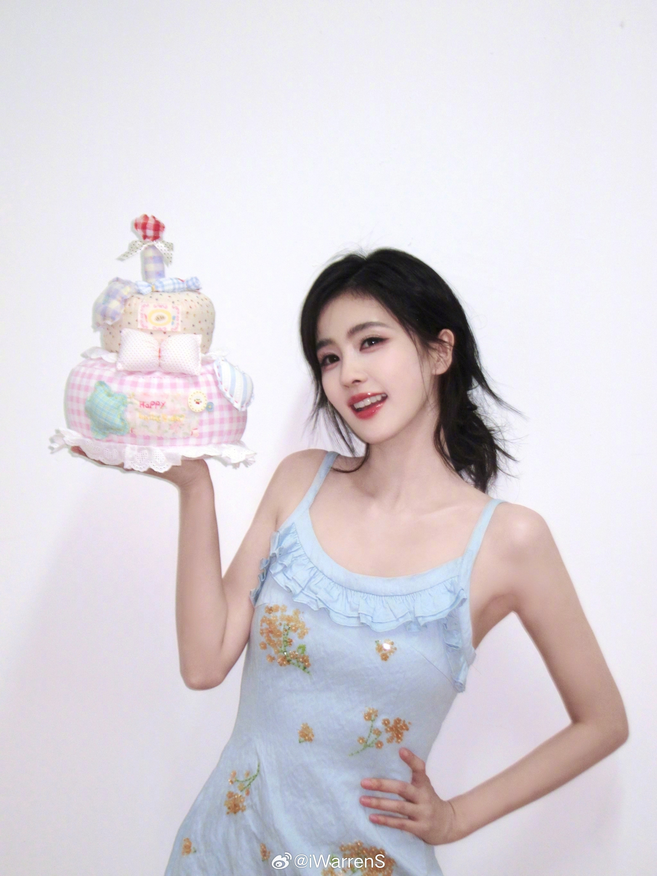 白鹿手捧布艺蛋糕生日写真大片～拍的很好看了！白鹿妈妈给白鹿吹头发​​​