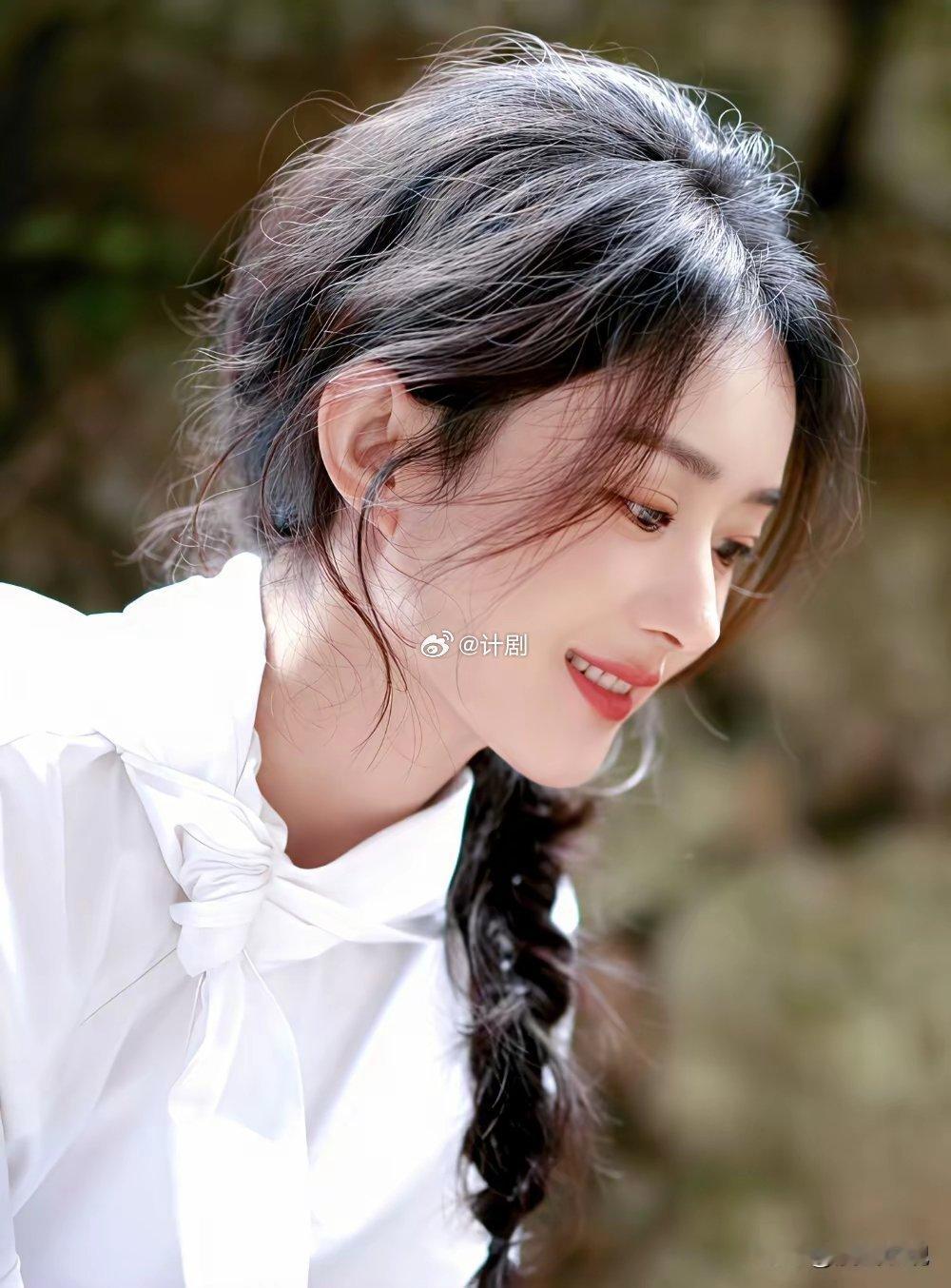 娱乐圈真的数赵丽颖最聪明看宋佳，这几年风头好盛呀，连续两年金鸡奖影后，说实话，看