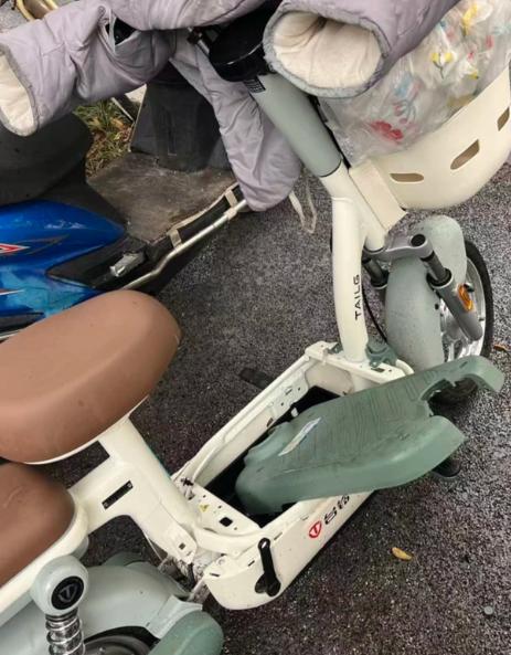 前几年，谁没丢过一两个电瓶？我同事老刘，一年被偷三个电瓶，气得他给电瓶焊了铁架子