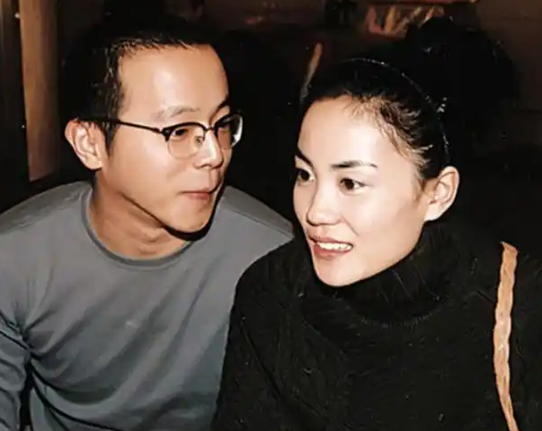 1998年，王菲和那英演出结束后赶回家，想给窦唯一个惊喜。没想到，却发现窦唯和高