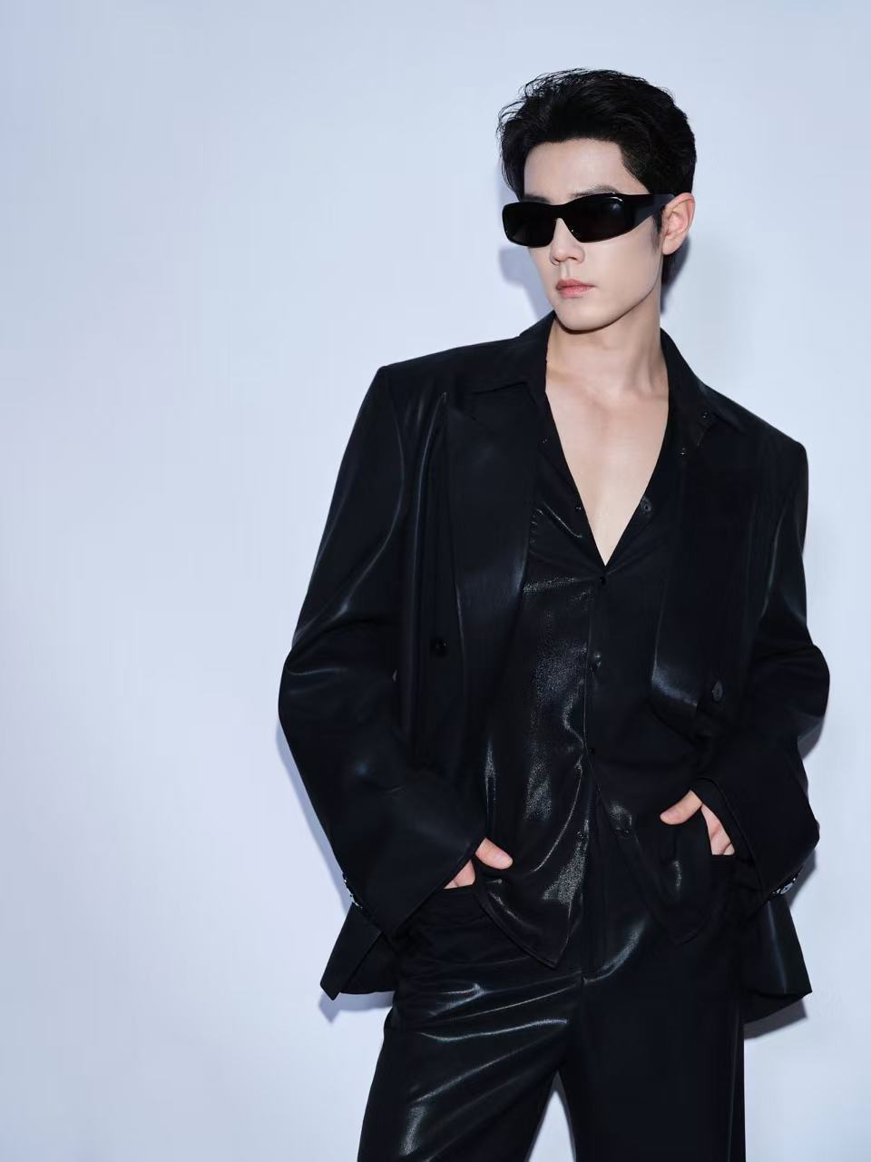 肖战×GucciPrimavera代言人肖战率先首穿米兰时装周刚发布结束的