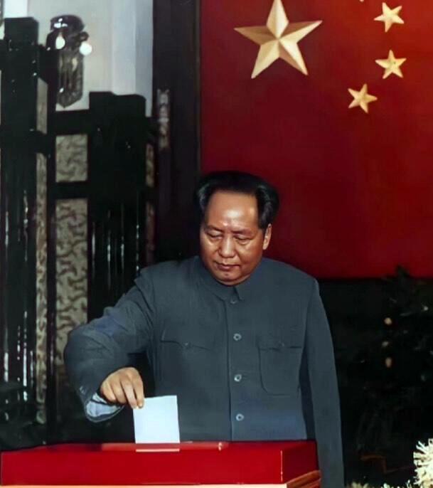 毛主席投下神圣的一票。毛主席曾说过，民主不是摆设，是让人讲话的规矩，不投票的民主