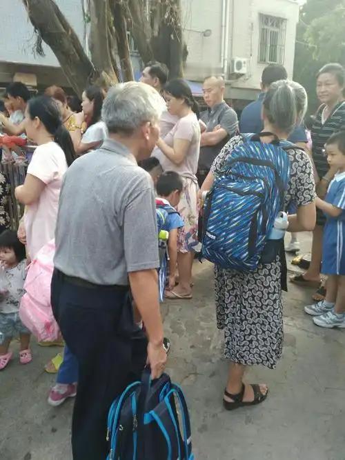 现在的有些家长，真是犯贱！我说这句话，可能很多人觉得是无厘头，肯定会遭到很多