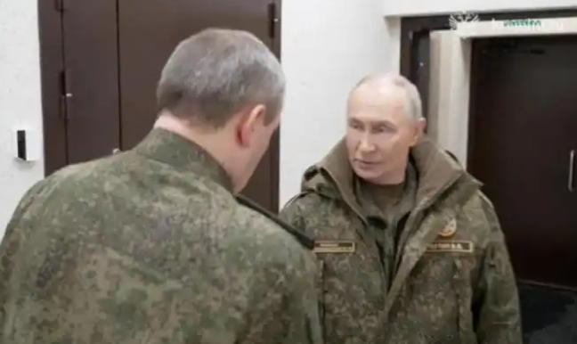 乌克兰要迎来麻烦了，因为普京突然穿上了军装。熟悉普京的人都知道，他一旦穿上军装，