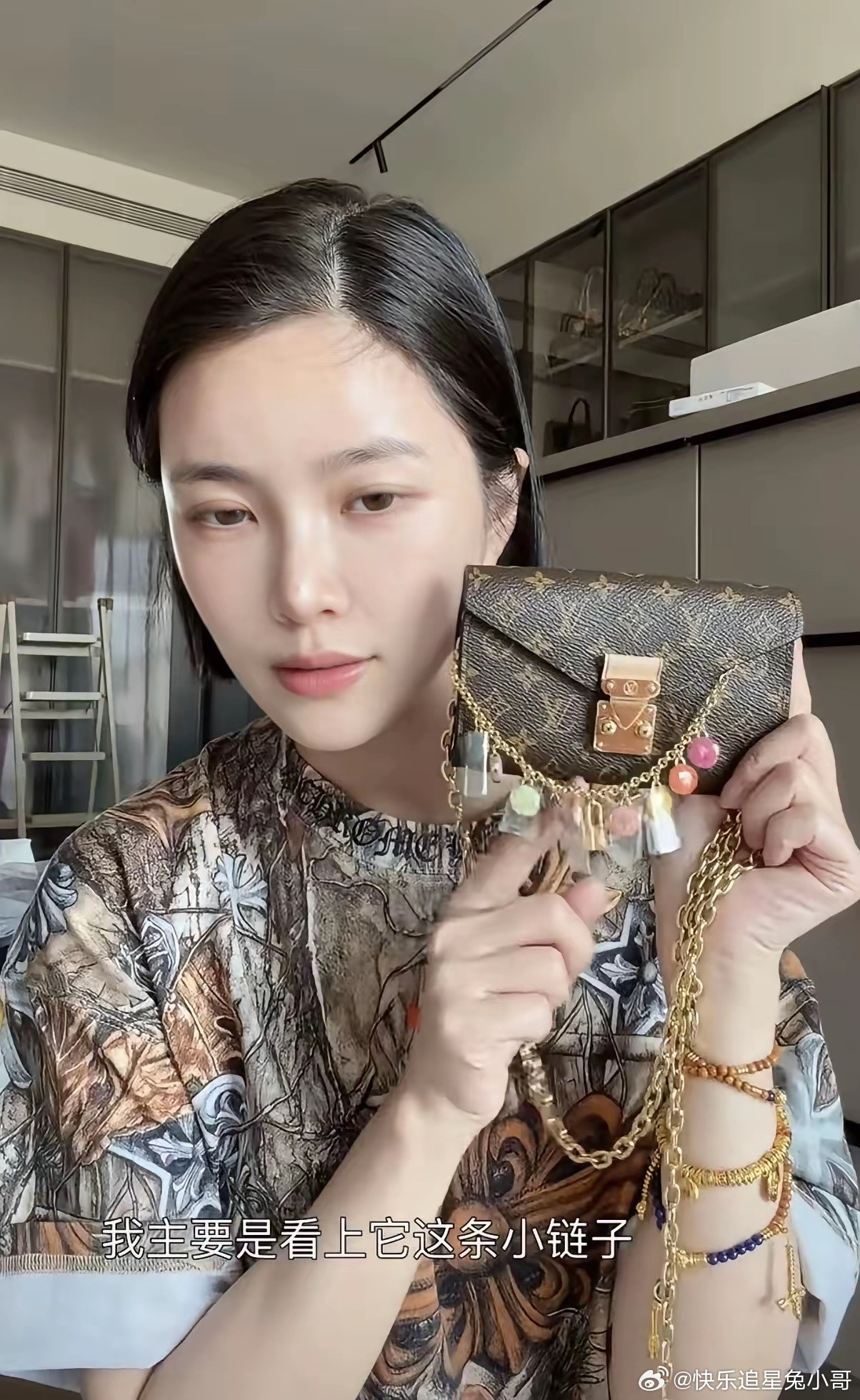 杜淳好宠老婆！王灿戴4条金手链狂买LV，口红整箱买、衣服像批发！！！