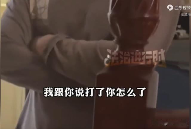 苏州，凌晨三点，唐女士一家正在家中熟睡，突然，大门被打开，一名男子打着手电筒走进