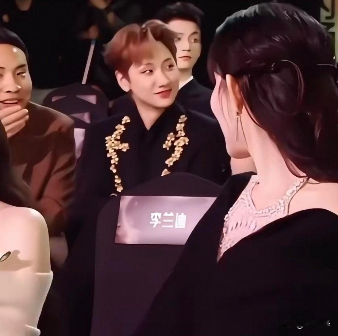 孟子义在节目里苦笑，怀念以前被徐志胜、汪苏泷怼着玩的时光。现在她一靠近，对方就