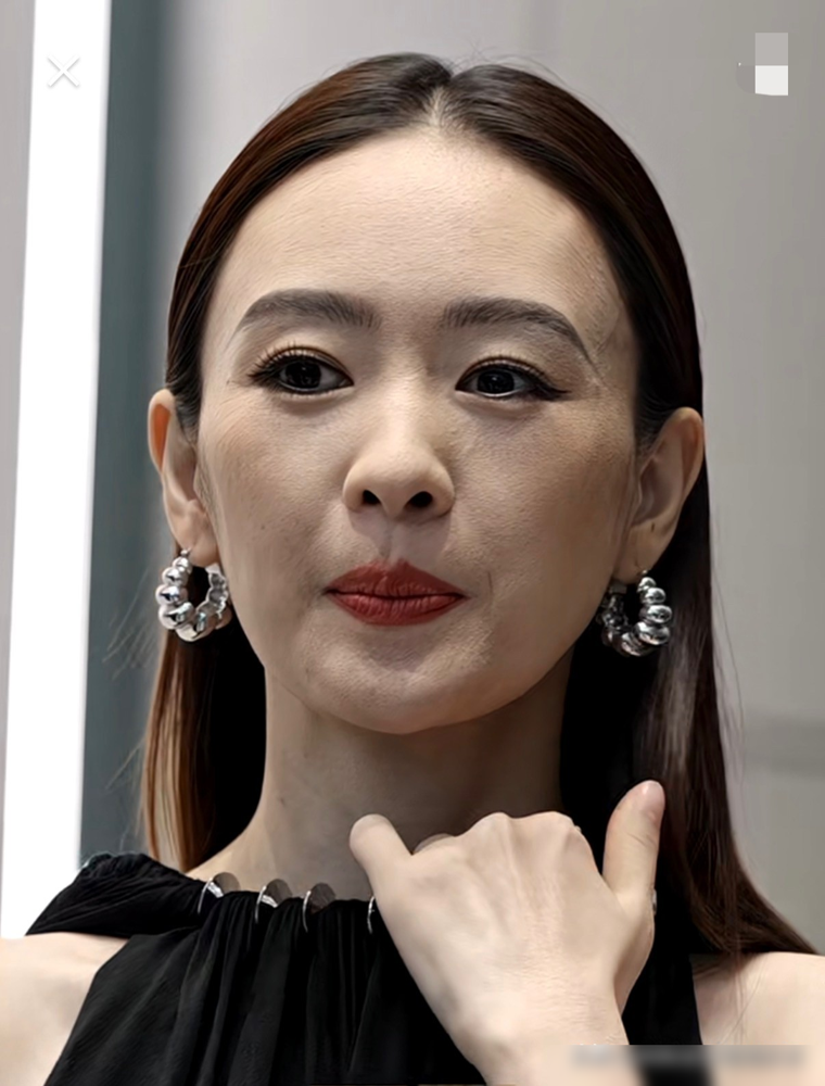 以前都说童瑶是低配版章子怡，可高清无修图一出来，这俩人的脸早就各走各路了。章子怡那骨相是真狠，眉骨颧