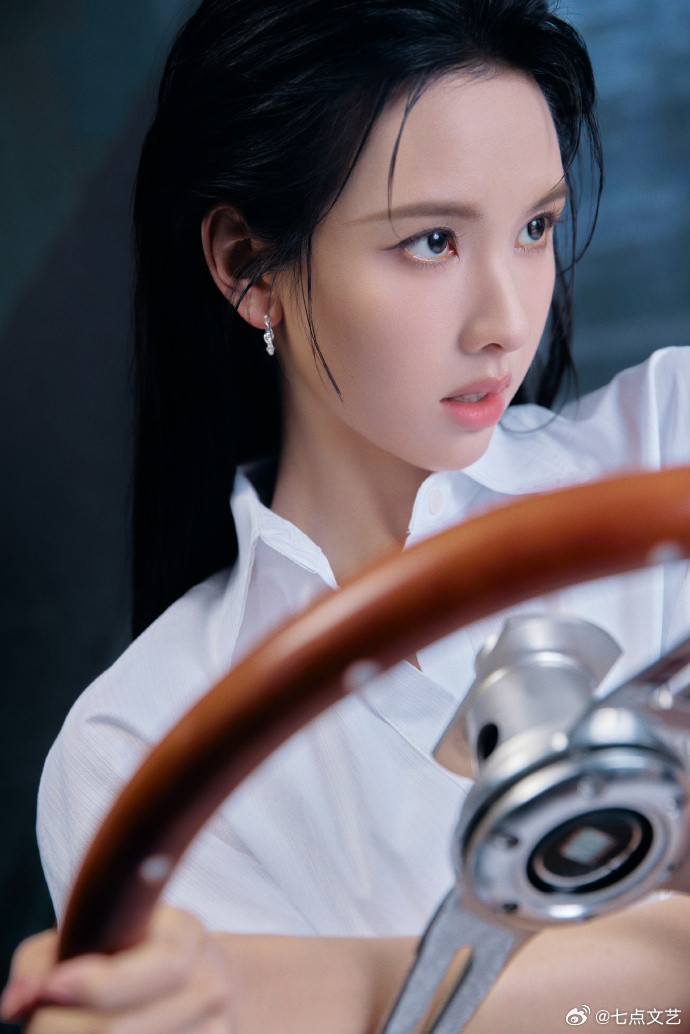 陈都灵金丝眼镜清冷智感金丝眼镜加持清冷气质，知性与优雅并存，穿梭在红绿灯街头，