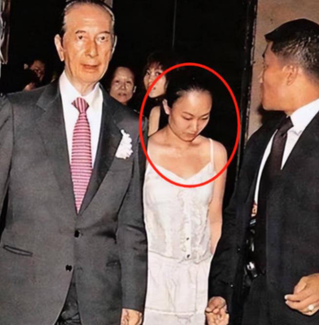 2007年，85岁的赌王中风入院，貌不惊人的小护士邓咏诗，愿给赌王擦身体。结果没