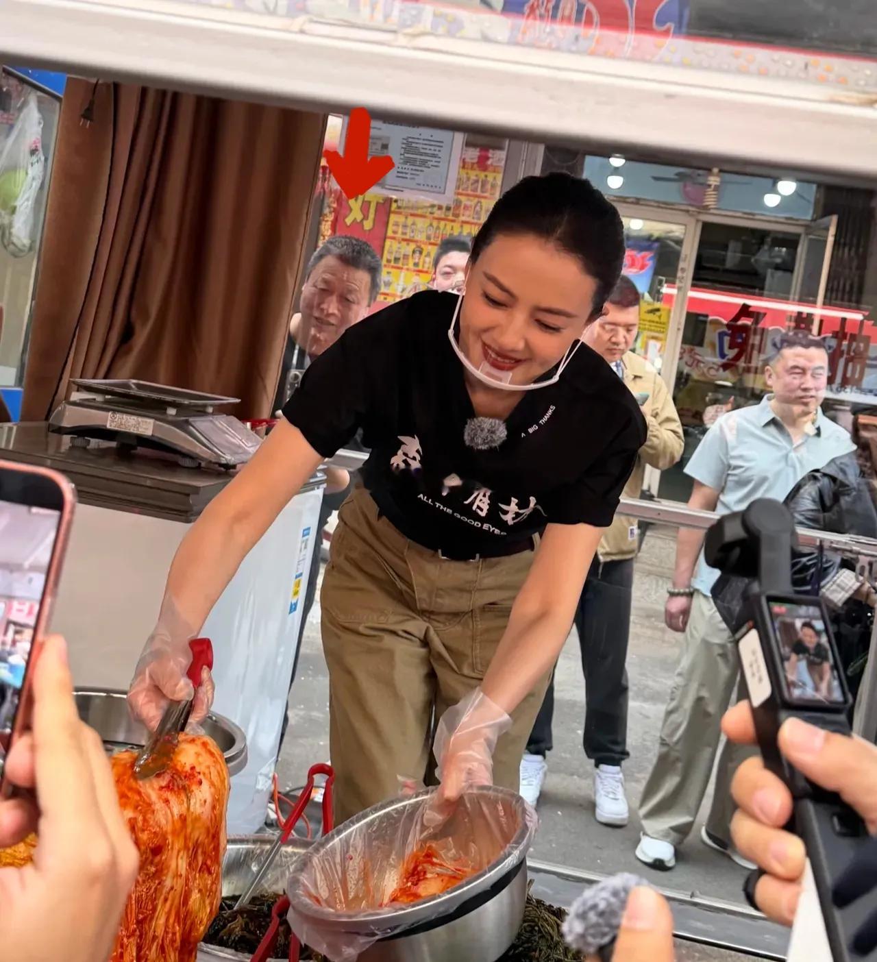 高圆圆现身沈阳街头摆摊卖辣白菜，细心认真地给顾客夹菜，全程亲和力满满。窗外大爷眼