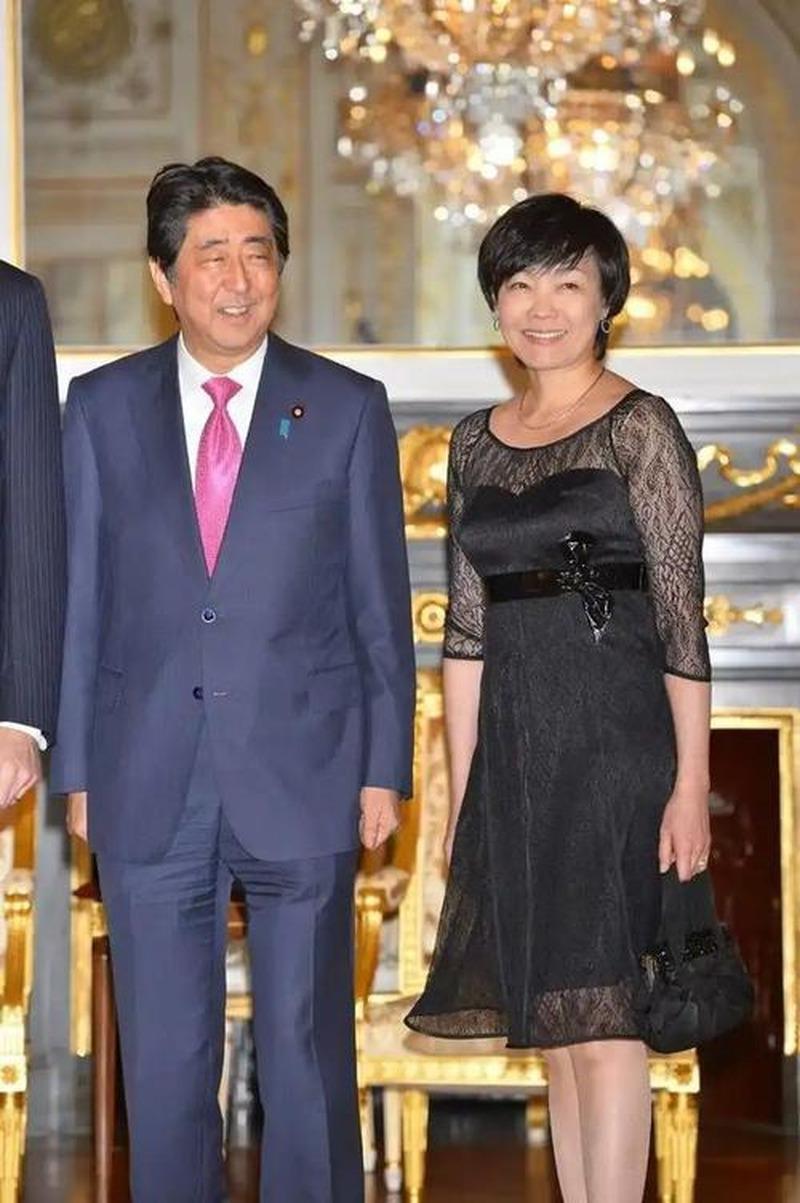 安倍昭惠在丈夫遇刺后不到两年，就坐到了特朗普的餐桌前。这件事本身已经够反常—