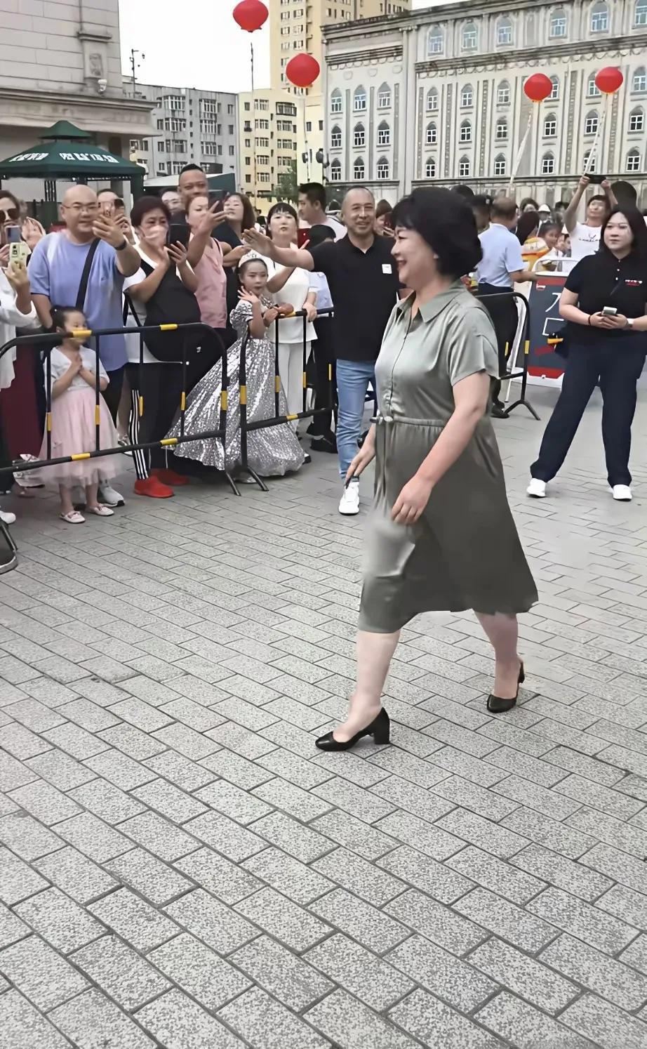 近日，“鞠萍姐姐”参加活动，大家围观想看看鞠萍姐姐到底现在什么模样？其实更确切的