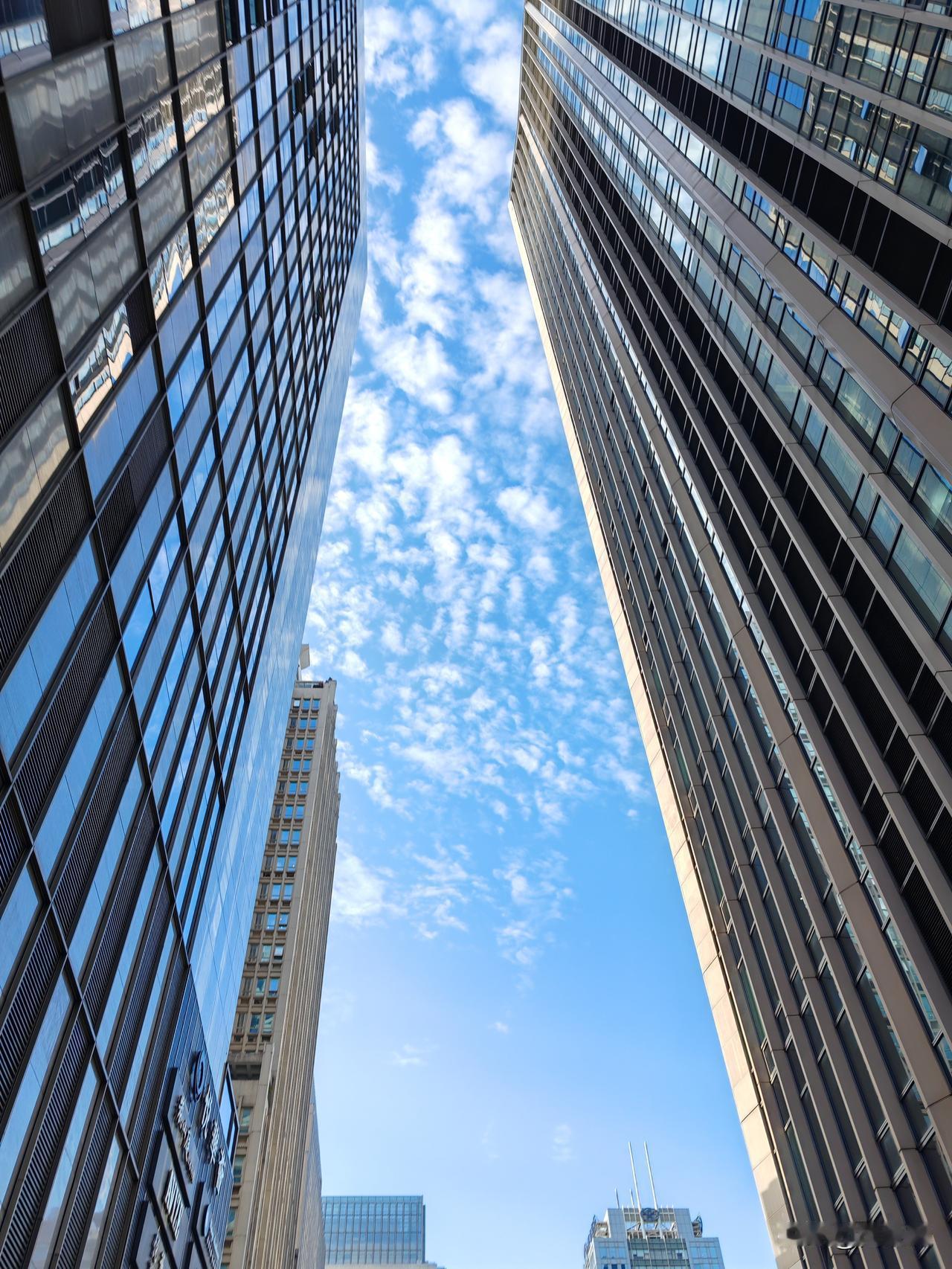 今天正在看金融方面的书籍，突然想到一个问题：为什么我国这一轮房地产市场下行，没有