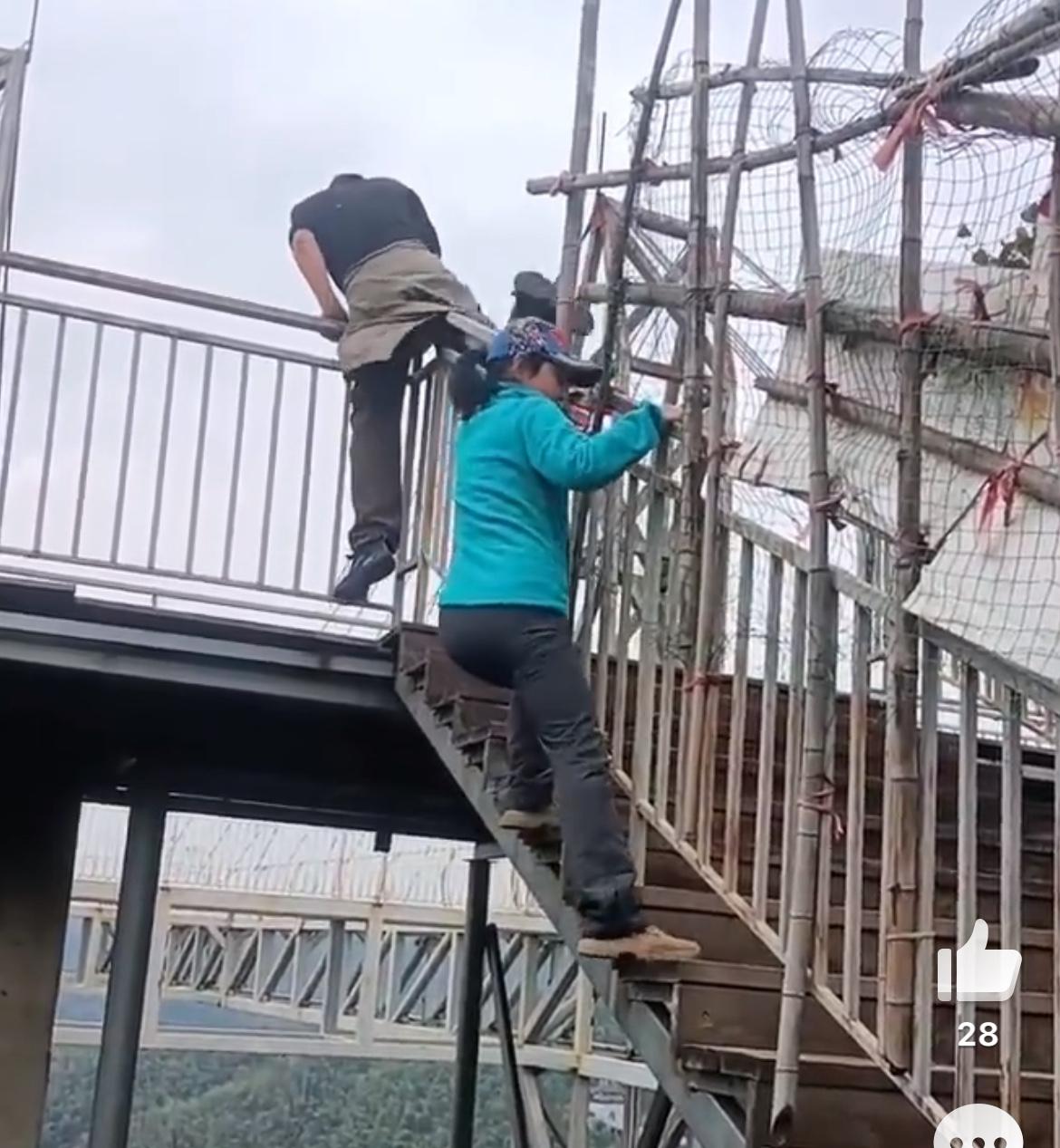 一男一女逃票，翻栏杆去景区玻璃栈道玩，被工作人员发视频曝光。两人脸皮挺厚，就在工