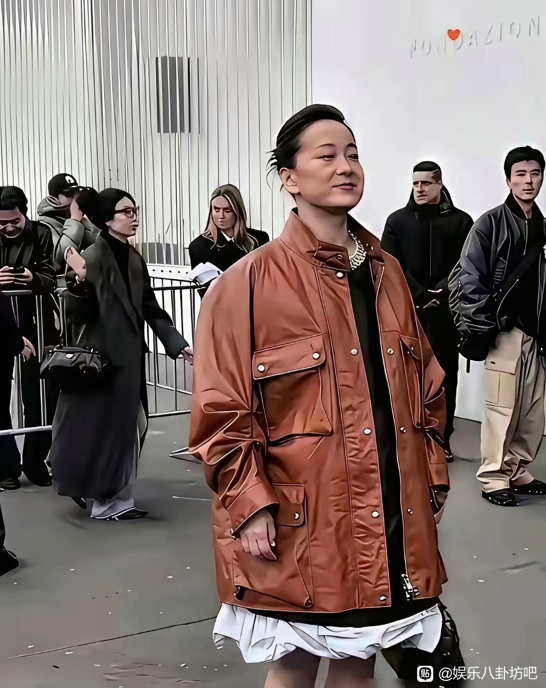 至今我都不知道贾玲当初为什么会选这么丑的一件衣服她当时趾高气扬的样子，肯定以为这
