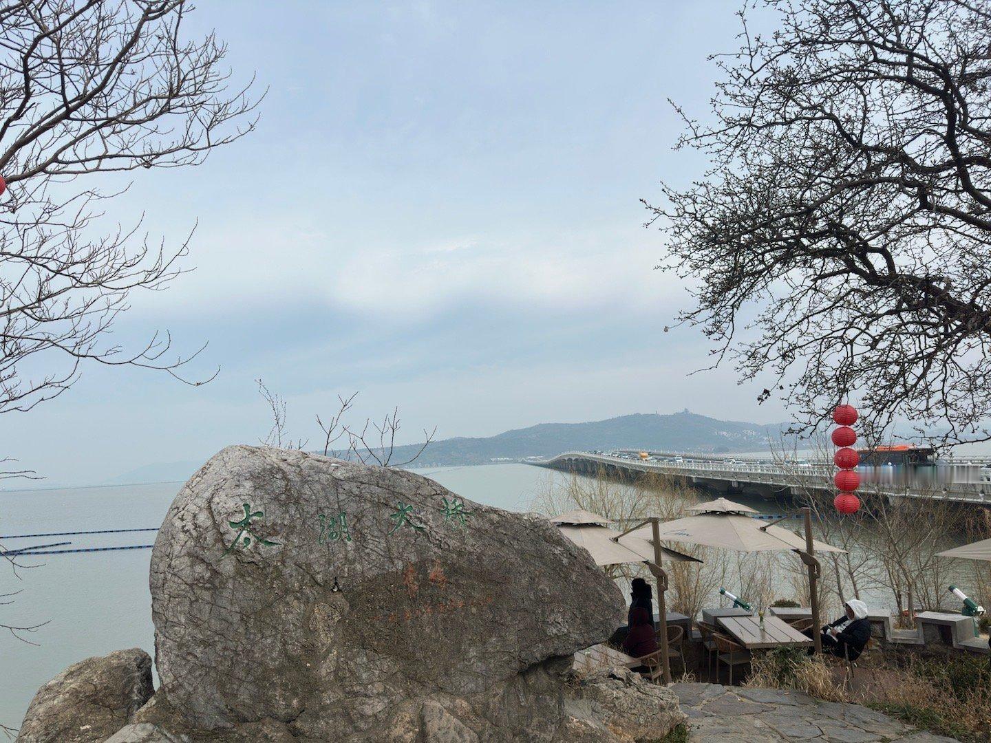 过年真不想凑热闹出门了特地挑了个没啥人的景点结果还是爆满开错条路然后直接在桥上