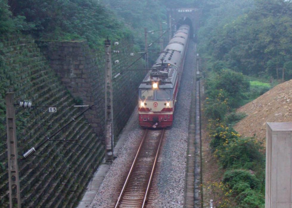 2010年，北京西开往重庆的K589次列车运行在重庆枢纽四梨联络线（四线路所——