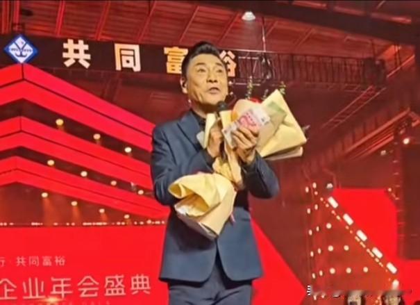 屠洪刚君子爱财，取之有道！近日，著名优秀歌手屠洪刚来到了河南，受邀参加了河南