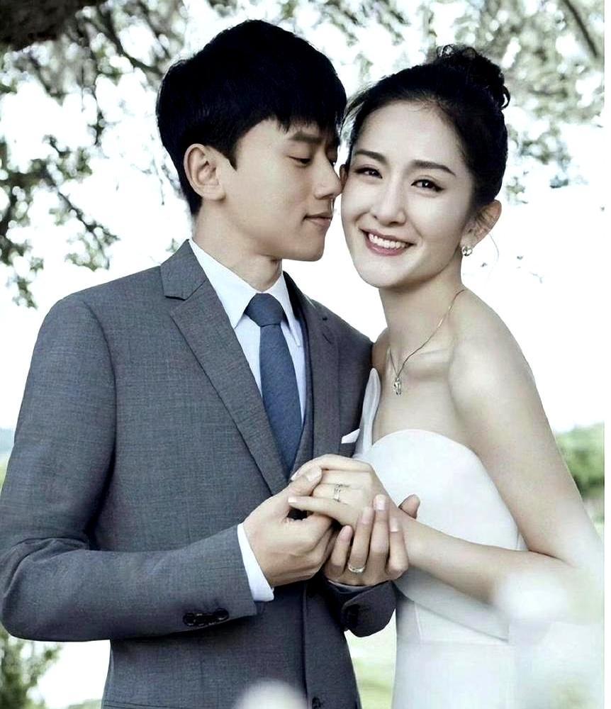 扯掉“靠谢娜上位”的标签，真相足够残酷。2007年快男舞台，当红主持人谢娜