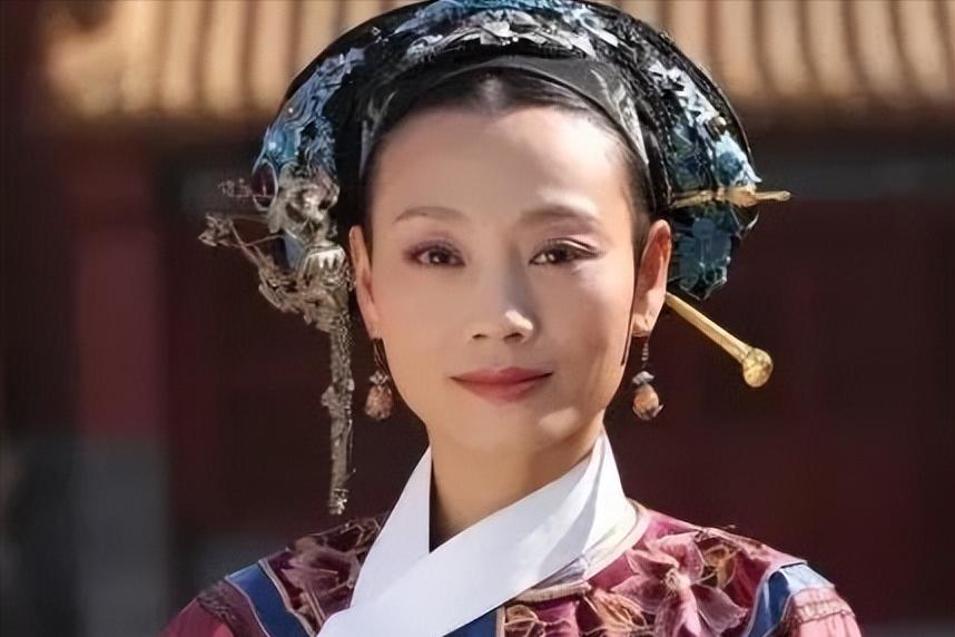 1703年，雍亲王正独自喝酒，身旁服侍的侍女，突然走上前低声地说：“王爷，奴婢陪