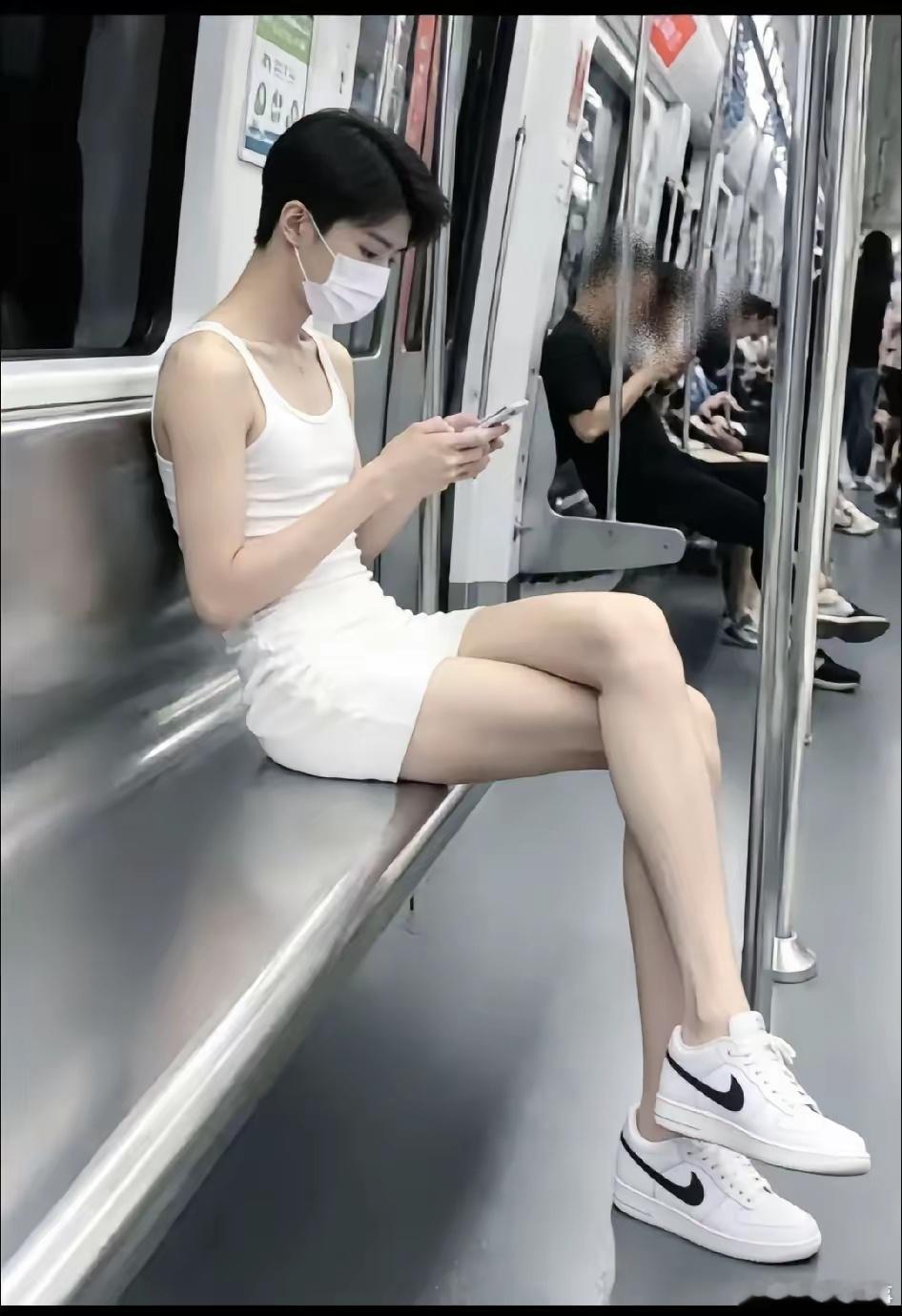 地铁上偶遇一位长相清秀帅气的小伙子，即便戴着口罩，也遮挡不住俊秀的五官，身形高挑