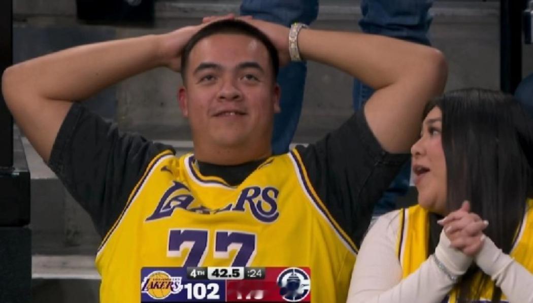 NBA这球一进，湖人宣告逆转失败，球迷抱头绝望。湖人最多落后到26分，追到只差