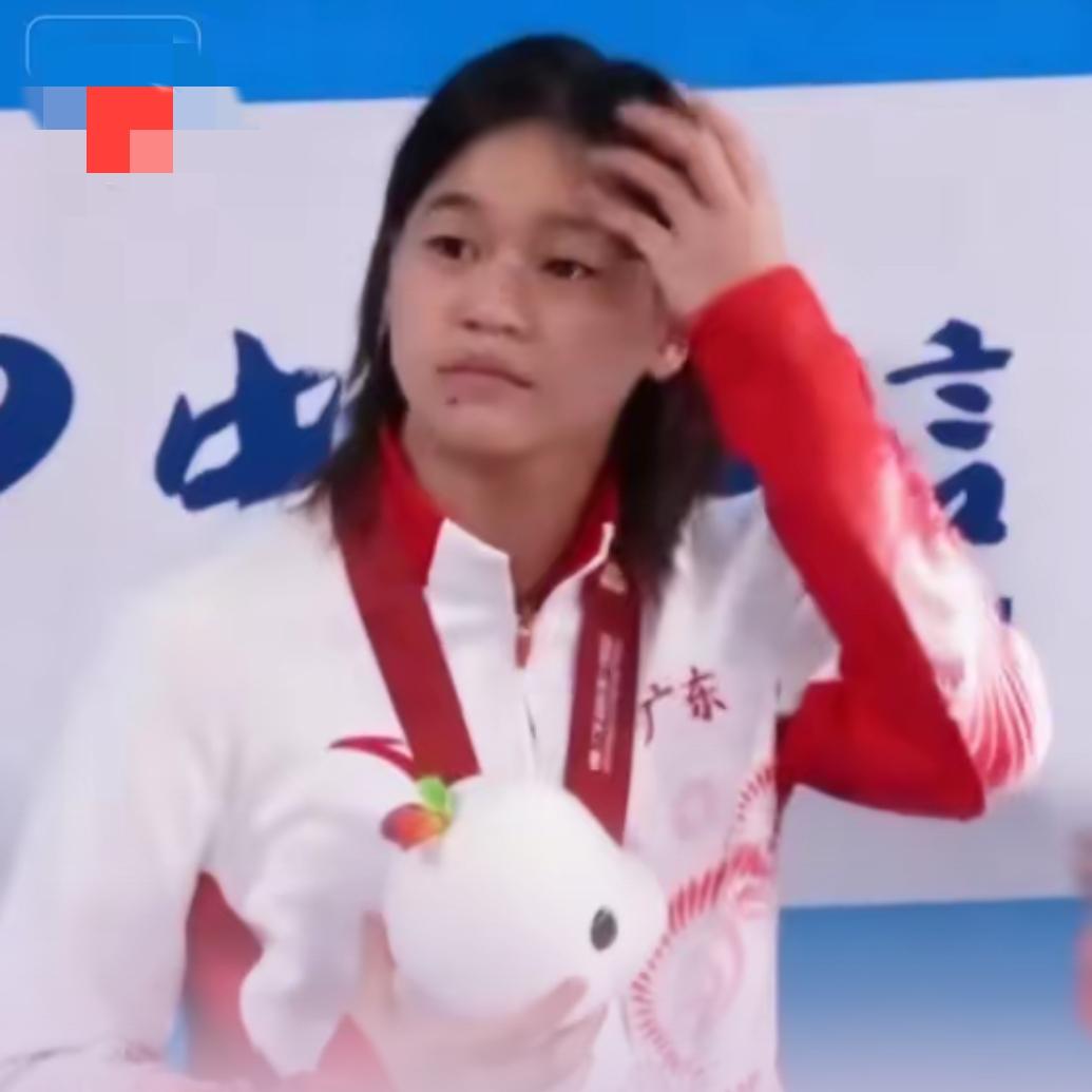 发现了没有，全红婵赢了比赛，没了往日的笑脸，而且低头不语，她是受了多