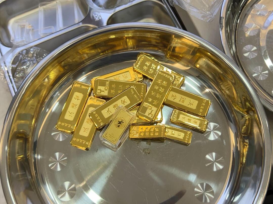 黄金这波下跌，最赚钱的，可能不是买黄金的人，而是劝你买黄金的人。前阵子金