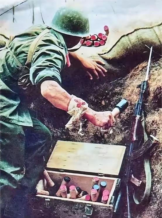 1984年，老山战斗，一22岁战士误闯入一个山洞，他发现里面竟都是女人。然而，就