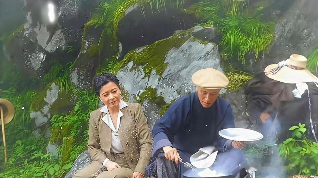 1946年，蒋介石跟宋美龄在庐山黄龙潭野炊的照片。他俩瞅着可恩爱了。