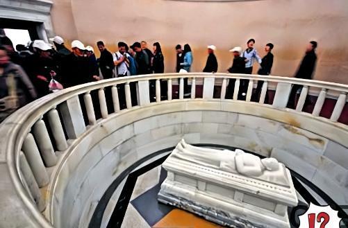 很多人去南京中山陵，顶多就在祭堂转转，其实祭堂后头那扇门里头，才是孙中山先生真正