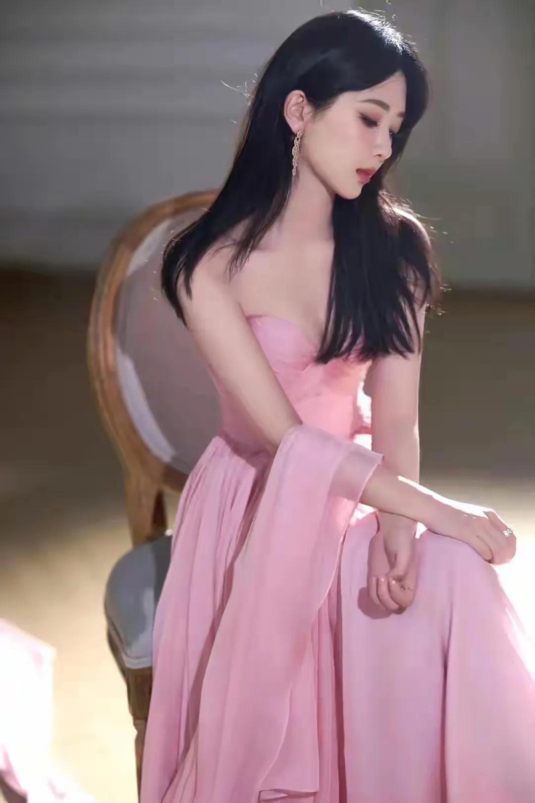 杨紫：粉色梦境中的绝美精灵杨紫这组写真，真的美到让人移不开眼！一袭粉