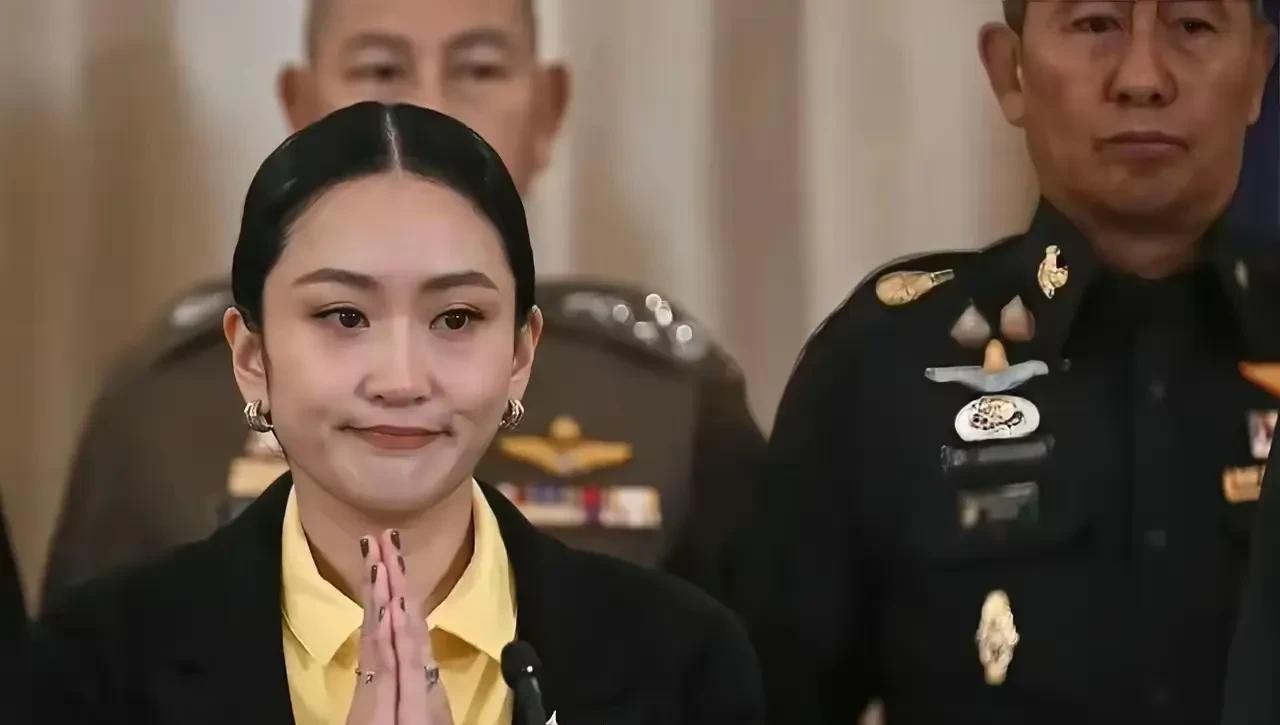 但，就是这么戏剧性，俩人的通话内容泄露了。反观佩通坦，虽然政坛经验不足，但她情