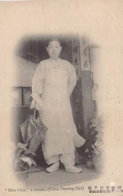 1910年，韩国的几位名妓，她们分别叫王梅，莲月，和李花。1910年是韩国历史
