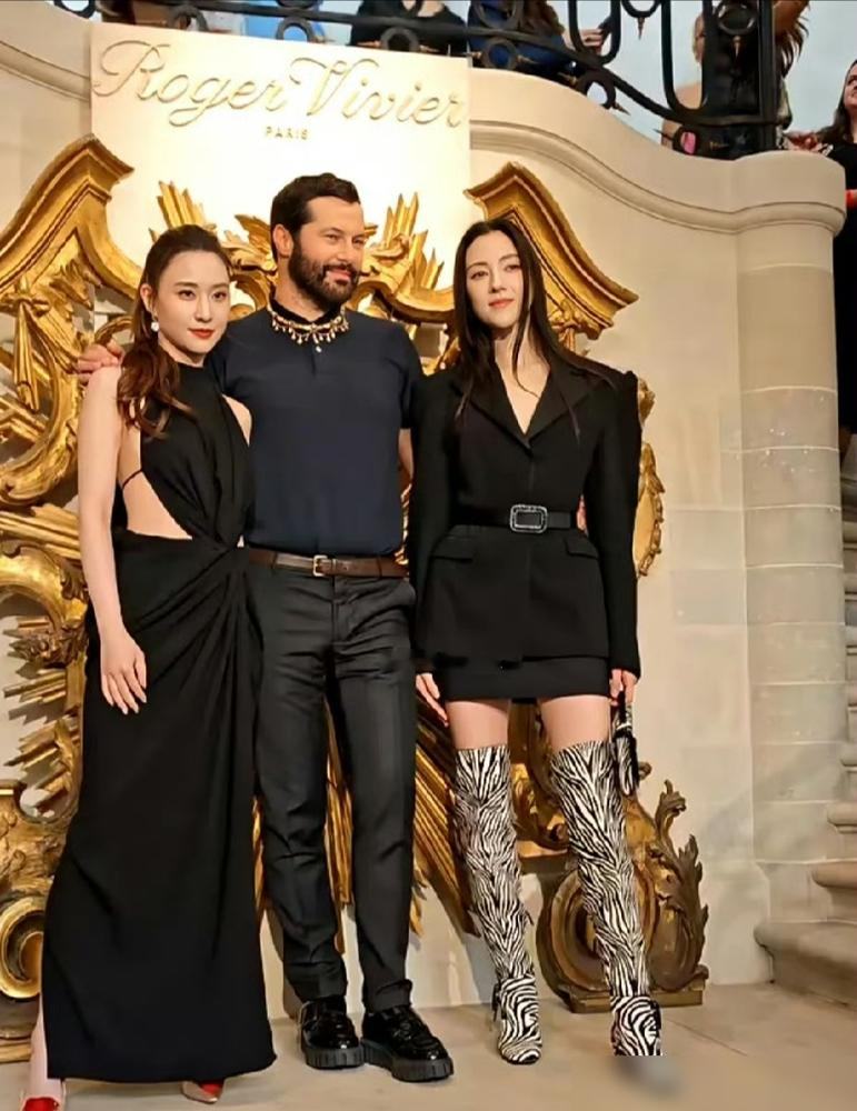 35岁何超莲杀进巴黎时装周，生图直接盖过一圈明星。一边是姐姐何超琼，30岁接家族航务，扛着几百亿生意