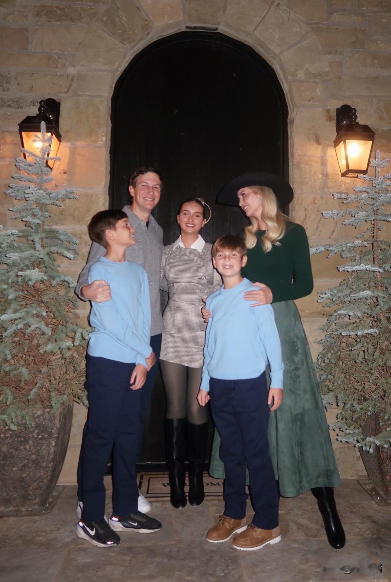 这张照片摄于2025年圣诞节，伊万卡·特朗普（IvankaTrump）、她的丈