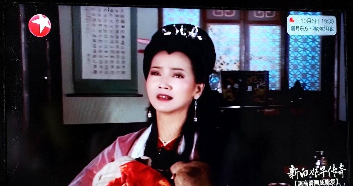 雷峰塔人挤人，不是因为塔高，是白娘子回来了。00后刷着弹幕喊“泪目”，拉着爸妈