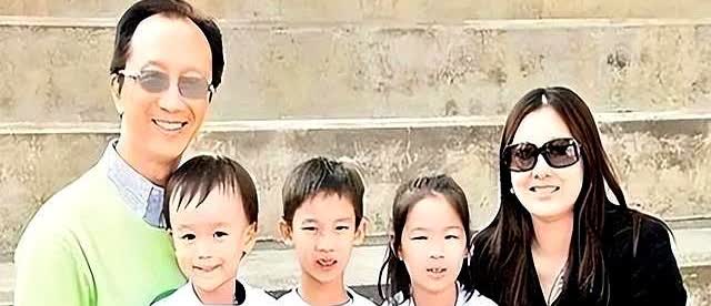 伏明霞24岁嫁给了50岁的百亿富豪梁锦松。如今她才46岁，儿子已经21岁