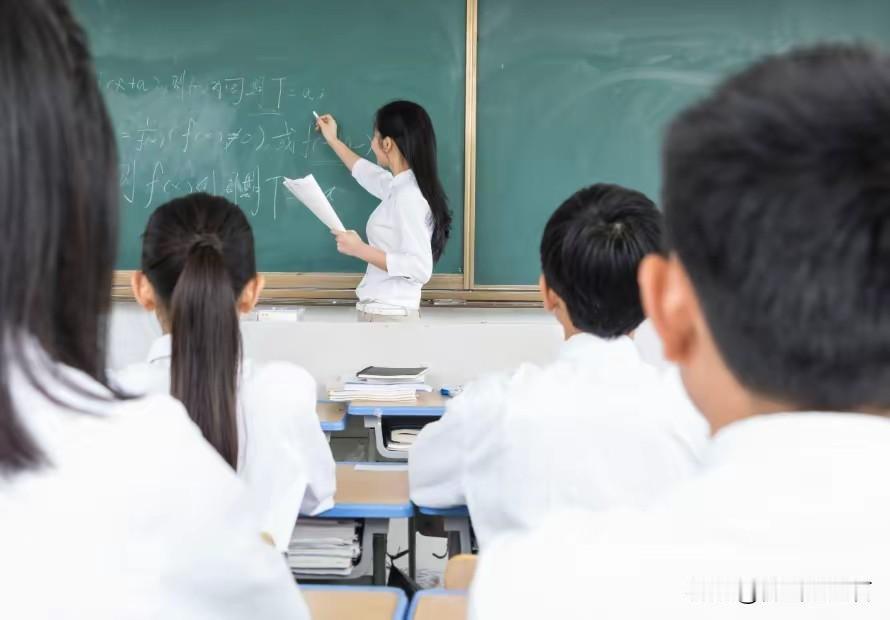 江西师范生最近都在为2027年起取消全省教师统招发愁，感觉“天塌了”。从岗位数据